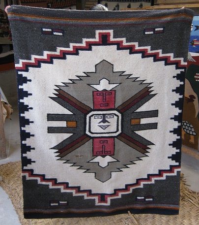 Wandteppich mit einer Inka-Knigin mit
                          drei Gesichtern und zwei Kronen und
                          Energiemustern, Grossaufnahme
