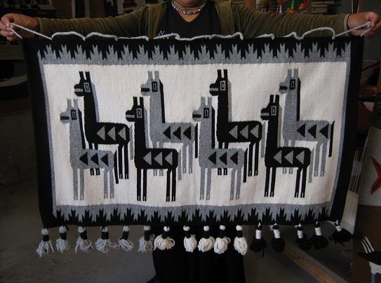 Wandteppich mit Lamas, Grossaufnahme
                            02