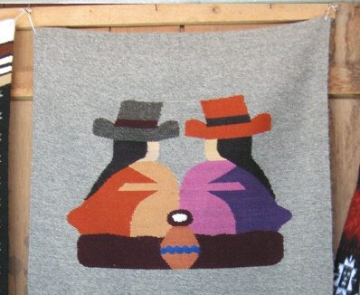 Wandbehang, zwei Tratschtanten,
                                  Nahaufnahme