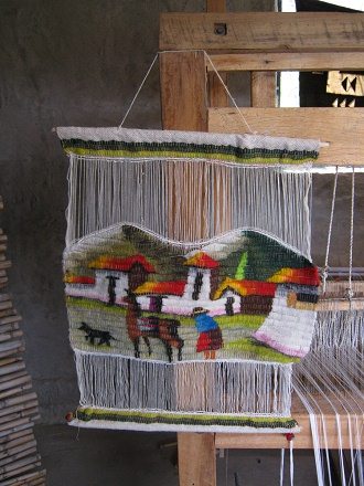 Wandbehang mit Bergdorf, Hund, Lama und
                          Frau zu Fuss