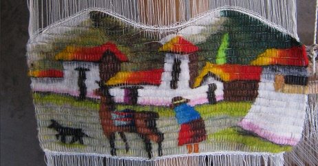 Wandbehang mit Bergdorf, Hund, Lama und
                          Frau zu Fuss, Nahaufnahme