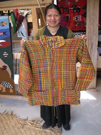 Martha mit einer vielfarbigen Pulli-Jacke
                          (chompa) aus einer anderen Werkstatt