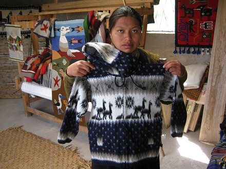 Martha pr�sentiert einen Chompa
                          (Pulli-Jacke) von einer anderen Werkstatt