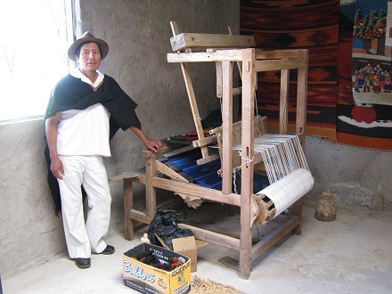 Jos� Ignacio Caizabanda am Webstuhl im
                          Weberhaus