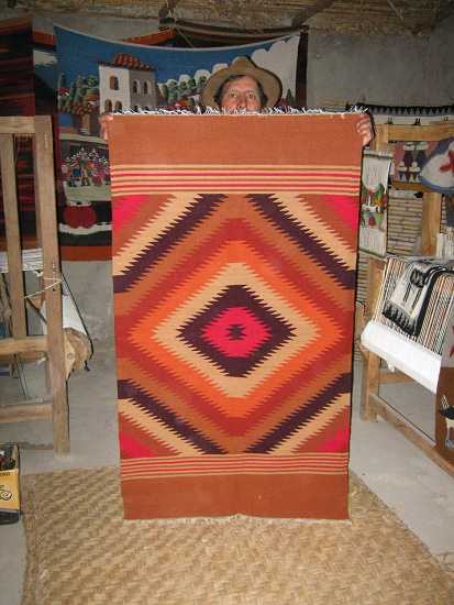 Wandteppich mit einem geometrischen
                            Energiemuster, pr�sentiert von Jos�