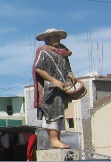 Das Denkmal auf dem Zentralplatz
                                  von Salasaca