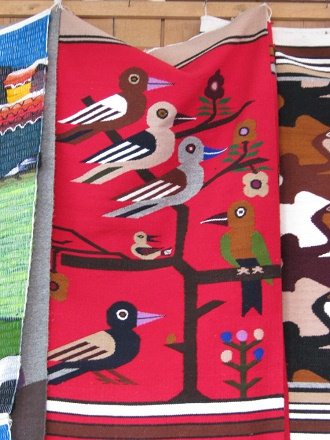 Wandteppich mit V�lgeln auf einem Baum in
                          Rot