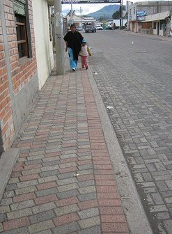 Betonsteintrottoir und Wegweiser