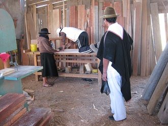Der Schreiner arbeitet auf dem Tisch