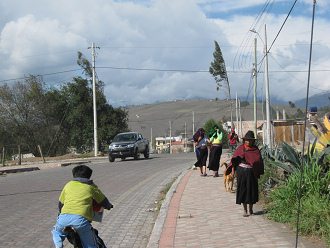 Frauen sch�tzen ihr Gesicht vor dem Wind
                          und vor Flugsand