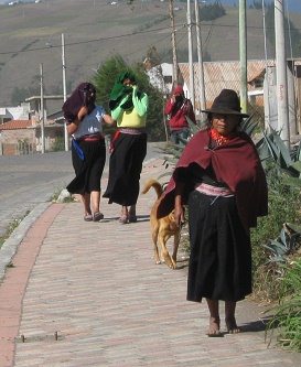 Frauen sch�tzen ihr Gesicht vor dem Wind
                          und vor Flugsand, Nahaufnahme