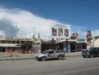 Die Weberei-Ausstellung auf dem Zentralplatz von
              Salasaca