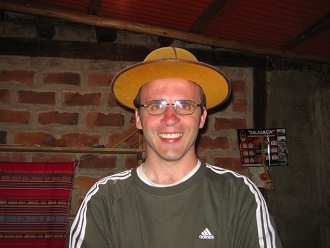 Michael Palmino (*1964), Portrait mit
                          Dorfhut