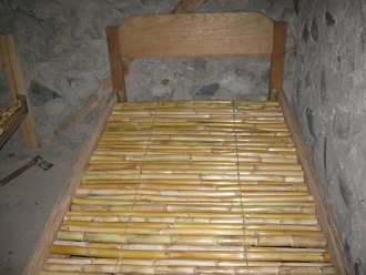Bettgestell mit Unterlage aus
                                  Pfahlrohr (carrizo)