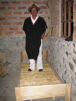 Jos� steht auf das Bettgestell,
                                  es ist absolut stabil