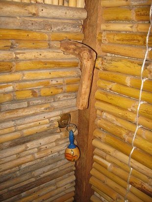 Ein T�rgriff aus Naturholz (aus
                                    einem Astst�ck) und ein
                                    Schl�sselanh�nger mit einer
                                    aufgemalten Galapagosschildkr�te