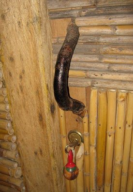 Ein weiterer T�rgriff aus
                                    Naturholz aus einem Ast, mit
                                    bemaltem Schl�sselanh�nger