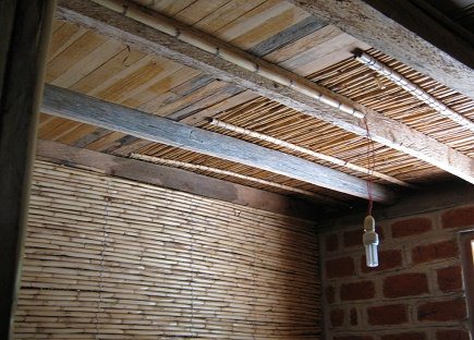 Kabelrohr aus
                        Pfahlrohr-Schilf (span.: carrizo) mit Lampe