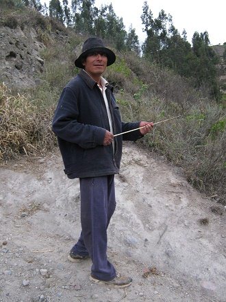 Jos� auf dem Weg mit dem Chispa-St�bchen
                          in der Hand