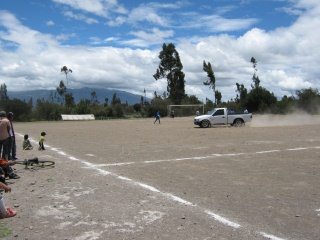 Ein Pickup f�hrt �ber das Fussballfeld