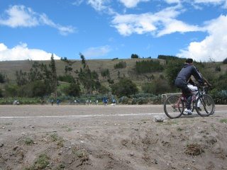 Velofahrerinnen (Fahrradfahrerinnen) am
                          Fussballspiel