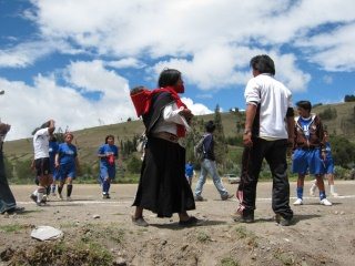 Mutter mit Baby auf dem R�cken