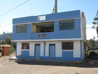Casa azul con biblioteca