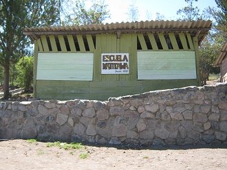 Die
                          Schule "Katitawa", Fassade und
                          Schild