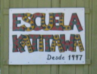Die
                        Schule "Katitawa", das Schild
                        "Escuela Katitawa desde 1997"
                        ("Schule Katitawa seit 1997"),
                        Nahaufnahme