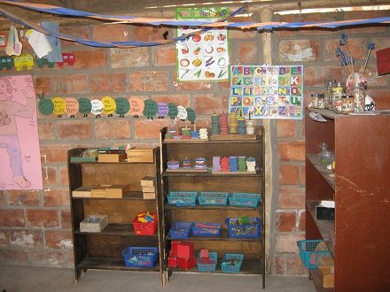 Bastelraum, Gestell und Monatsnamen