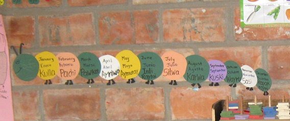 Die Monatsnamen in Form einer
                          Schmetterlingsraupe, Nahaufnahme