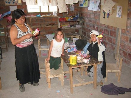 Escuela "Katitawa", nios con
                          obras manuales en la sala de manualidades