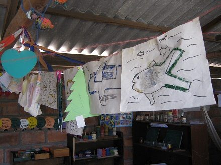 Kinderzeichnungen an der Leine