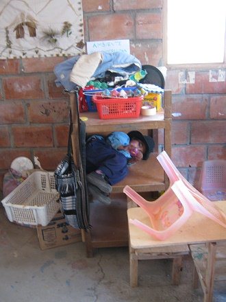 Ein Kind ruht im Gestell