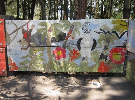 Urwald mit Affe, Palmen, Blumen, einem
                            Riesenvogel, mit dem Meer im Hintergrund mit
                            Felseninseln und einer fr�hlichen Sonne