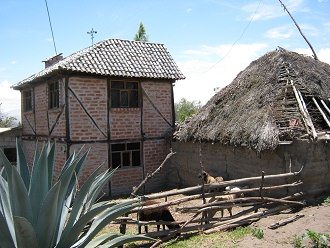 Hof mit Tierhaltung ohne Pflock mit Zaun