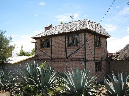 Haupthaus des Bauernhofs, ein Riegelhaus
                          mit Backsteinen