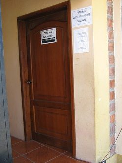 Der Eingang des Gemeindehauses