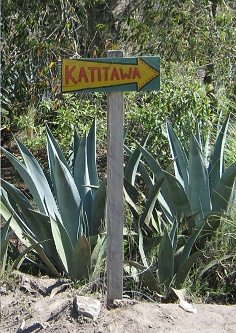 Indicador a la escuela
                  "Katitawa", primer plano