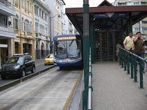 Guayaquil, ein Metrobus der Metrov�a an
                          der Haltestelle Boyaca-Allee zeigt auch die
                          Leuchtschrift "Metroquil"