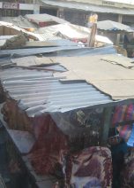 Huaquillas, Strassenmarkt (04),
                            Wellblechd�cher