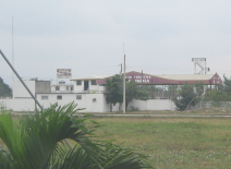 Panamericana in S�d-Ecuador zwischen
                          Huaquillas und Guayaquil, Touristenkomplex
                          neben Bananenplantage