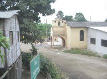 Panamericana in Sd-Ecuador zwischen Huaquillas und
              Guayaquil, Dorfbild mit Kirche ohne Strassenbelag