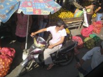 Huaquillas, mercado de calle (08), moto
                          (como Vespa) al puesto de naranjas