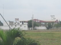 Panamericana en Ecuador del Sur entre
                          Huaquillas y Guayaquil, complejo tur�stico
                          cerca de una plantaci�n de banano