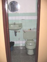 Hostal Berlin, ba�o con lavabo
                                    y espejo