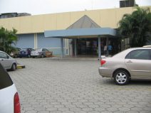 Guayaquil, das Einkaufszentrum
                          "Policentro", der Eingangsbereich