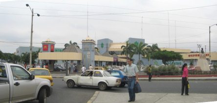 Guayaquil, el centro
                                      comercial "Policentro",
                                      rev�s, foto panor�mica