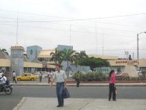 Guayaquil, el centro
                                      comercial "Policentro",
                                      rev�s 02