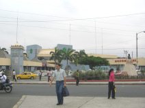 Guayaquil, das Einkaufszentrum
                                    "Policentro", Rckseite
                                    02